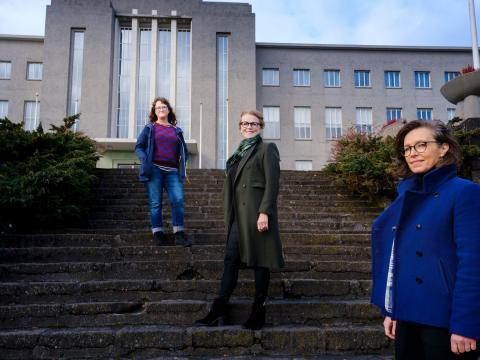 Nemendur við HÍ aðalbyggingu